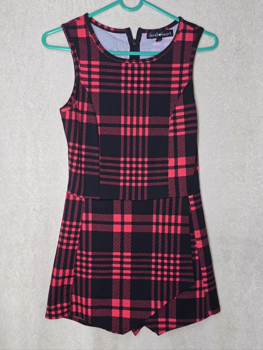Derek Heart Sleeveless Jumper Vibrant Red/Blaxk Plaid V-Neck Size M